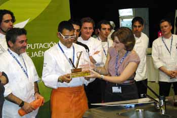 Maria Angustia Velasco entregando el premio al ganador Andreu Ruiz